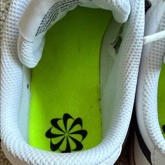 Nike Woman’s White and Tan Sneakers - Picture 5 of 10